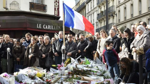 وقف الفرنسيون دقيقة صمت في ذكرى ضحايا الهجمات